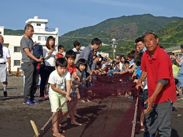 伊東オレンジビーチで地引網体験!獲れた魚はお土産に♪(伊東温泉宿泊者限定)
